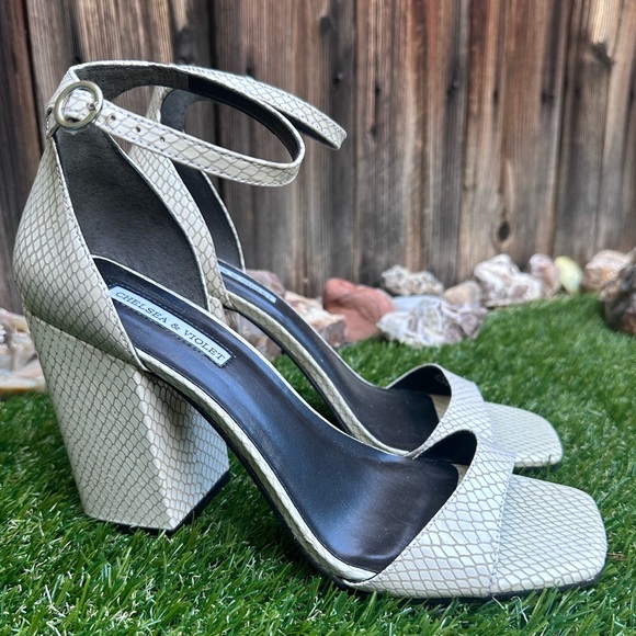 CHELSEA & VIOLET High Heels - Picture 3 of 9